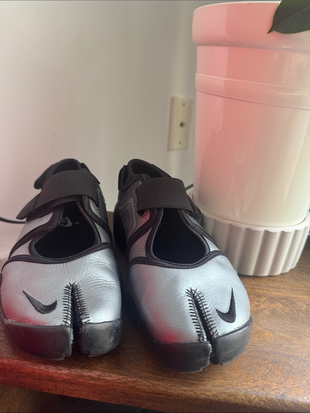 Nike women’s air rift Split-Toe Sneakers silver with Black Accents